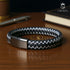 Lederarmband ICE von Uniqal auf Holztisch – Symbol für Klarheit, Ruhe und Disziplin. Perfektes Accessoire für Büro, Alltag oder Geschenk.